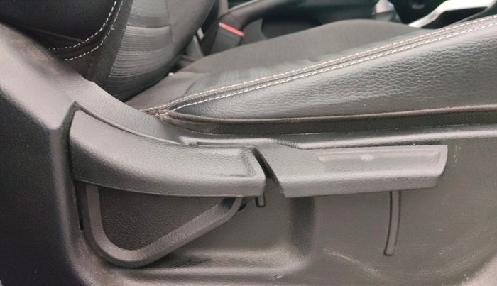 2023 KIA SONET HTK PLUS 1.0 IMT, Petrol, Manual, 28,540 km, Driver Side Adjustment Panel