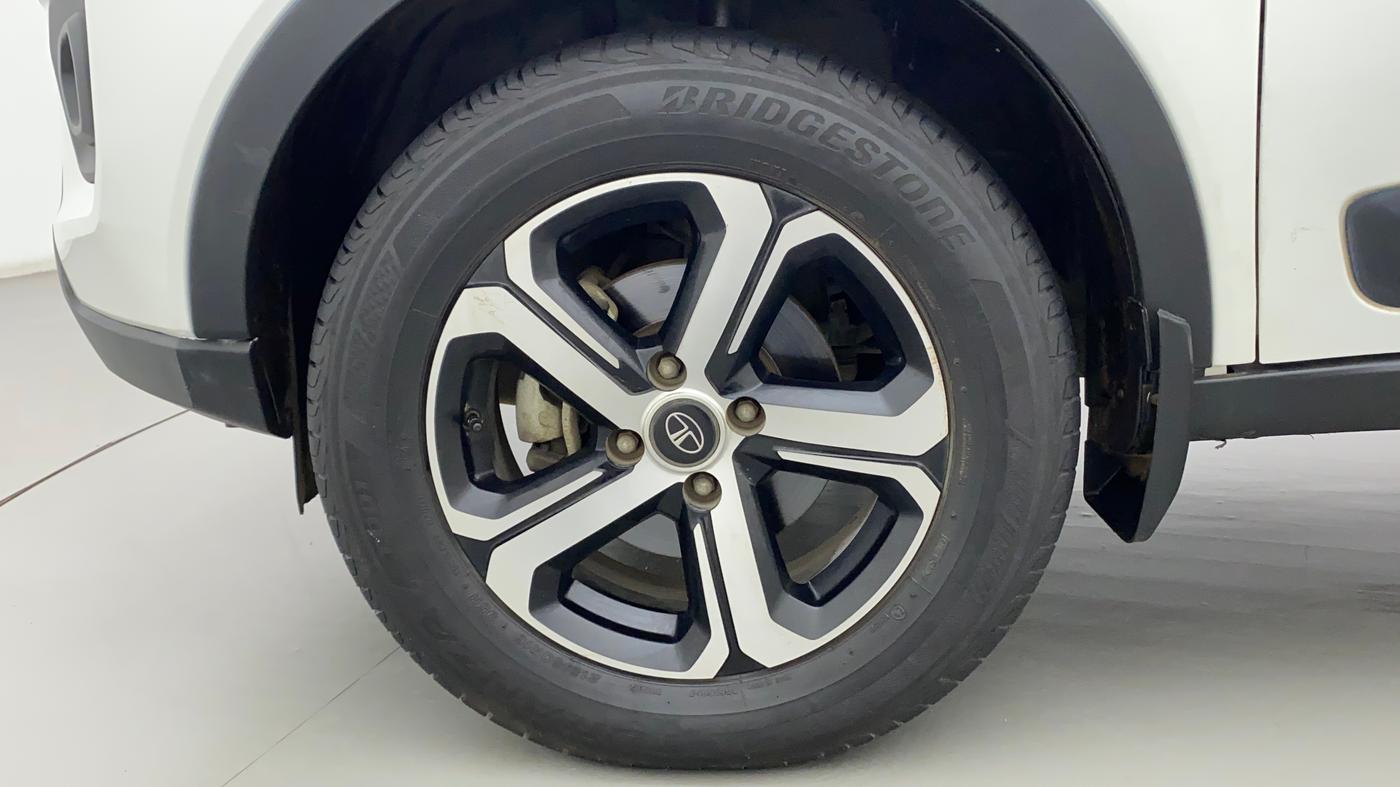 2022 Tata NEXON XZA PLUS (O) PETROL DUAL TONE, Petrol, Automatic, 17,665 km, Left Front Wheel