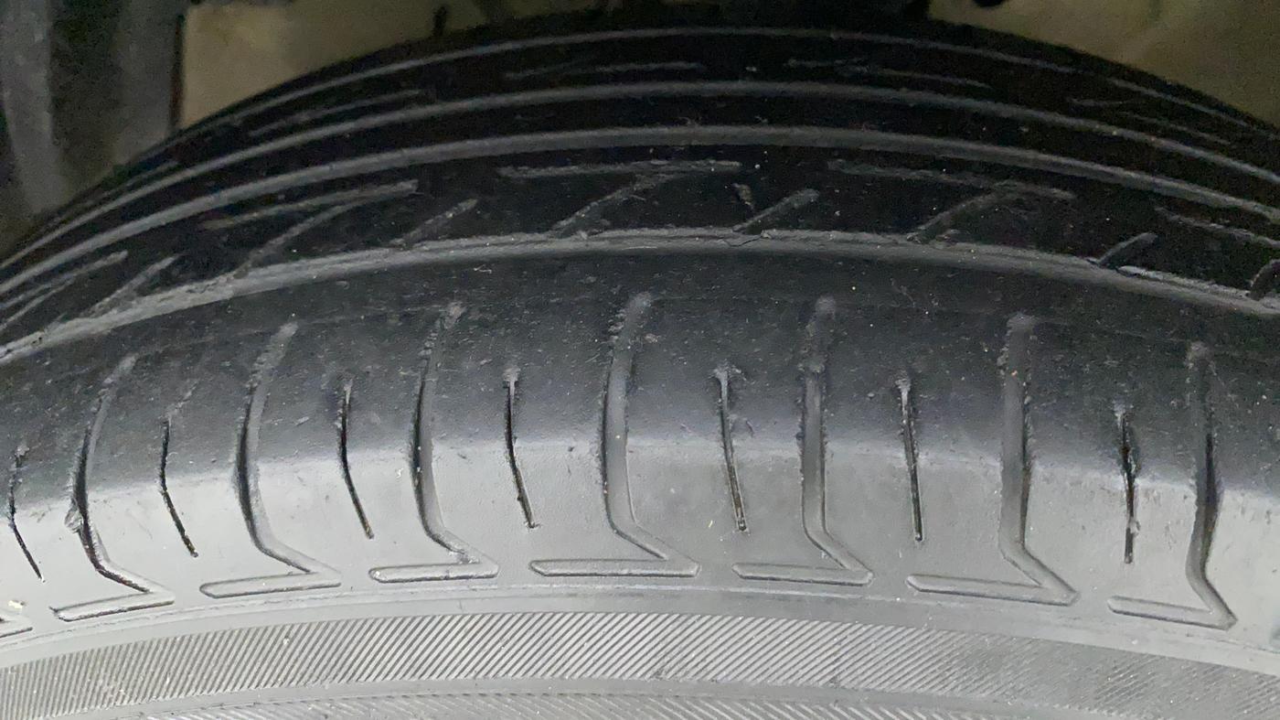 2015 Maruti Swift Dzire VDI, Diesel, Manual, 93,441 km, Left Front Tyre Tread