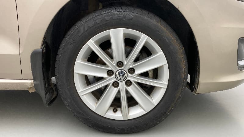 2016 Volkswagen Vento HIGHLINE PETROL AT, Petrol, Automatic, 51,899 km, Right Front Wheel