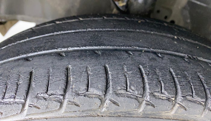 2016 Honda Amaze 1.2L I-VTEC E, Petrol, Manual, 59,395 km, Left Front Tyre Tread