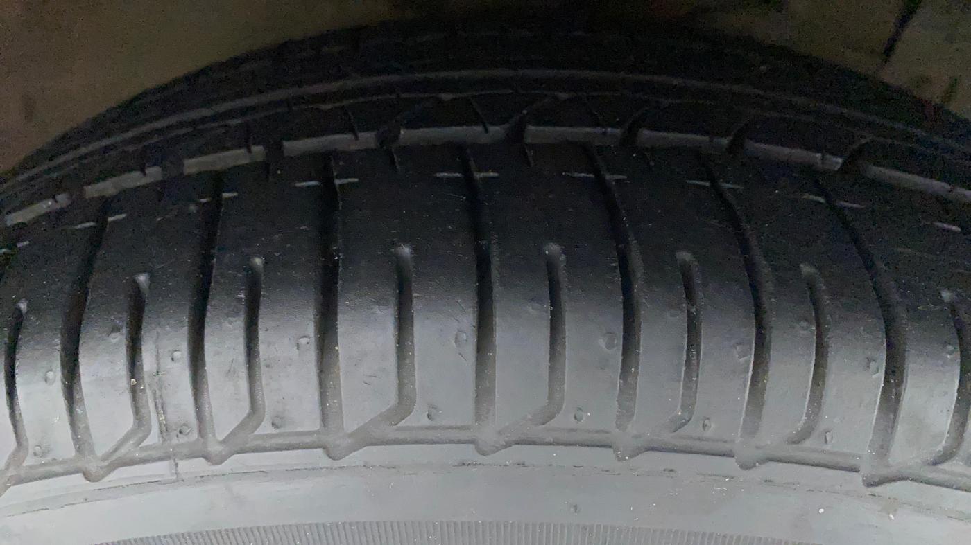 2018 Maruti Ciaz SIGMA 1.5 SHVS MT  PETROL, Petrol, Manual, 47,680 km, Right Front Tyre Tread