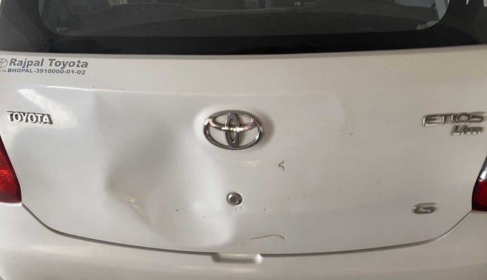 2012 Toyota Etios Liva G, Petrol, Manual, 86,850 km, Dicky (Boot door) - Minor scratches