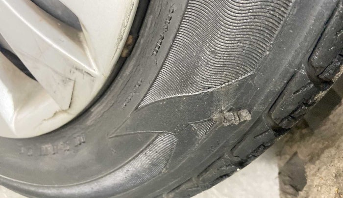 2014 Maruti Ertiga VXI, Petrol, Manual, 30,489 km, Left front tyre - Minor crack