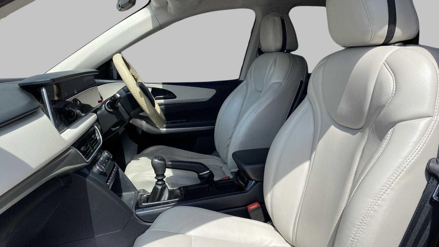 2022 Mahindra XUV700 AX 3 P MT 5 STR, Petrol, Manual, 14,792 km, Right Side Front Door Cabin