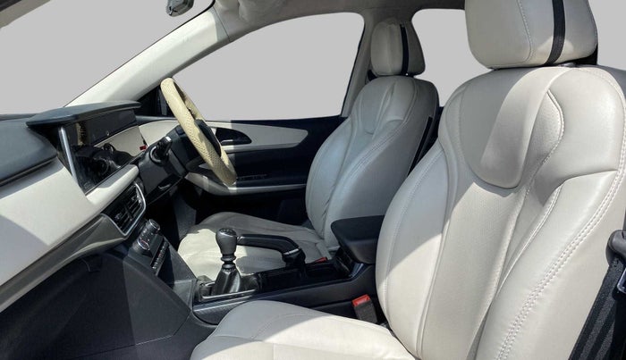 2022 Mahindra XUV700 AX 3 P MT 5 STR, Petrol, Manual, 14,792 km, Right Side Front Door Cabin