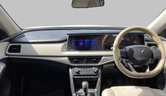 2022 Mahindra XUV700 AX 3 P MT 5 STR, Petrol, Manual, 14,792 km, Dashboard