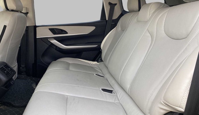 2022 Mahindra XUV700 AX 3 P MT 5 STR, Petrol, Manual, 14,792 km, Right Side Rear Door Cabin