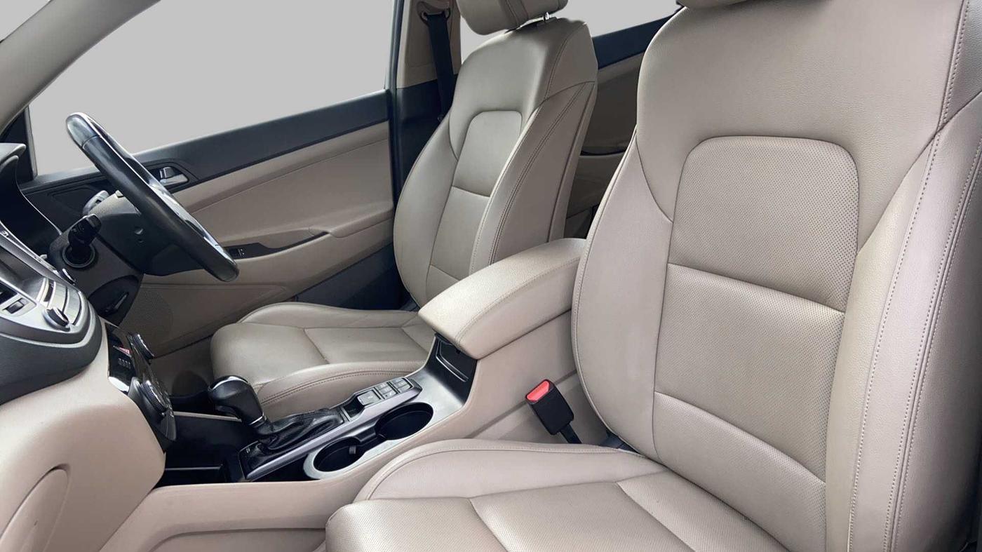 2017 Hyundai Tucson GLS 4WD AT DIESEL, Diesel, Automatic, 63,640 km, Right Side Front Door Cabin