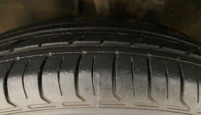 2014 Hyundai i10 MAGNA 1.1, Petrol, Manual, 97,280 km, Left Front Tyre Tread