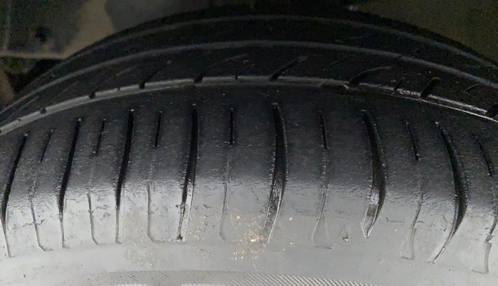 2016 Mahindra Kuv100 K8 6 STR, Petrol, Manual, 45,114 km, Left Front Tyre Tread