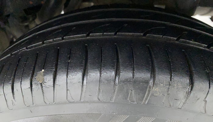 2016 Mahindra Kuv100 K8 6 STR, Petrol, Manual, 45,114 km, Left Rear Tyre Tread