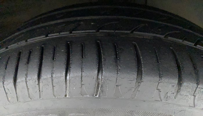 2016 Mahindra Kuv100 K8 6 STR, Petrol, Manual, 45,114 km, Right Front Tyre Tread