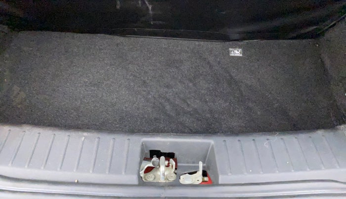 2016 Mahindra Kuv100 K8 6 STR, Petrol, Manual, 45,114 km, Boot Inside