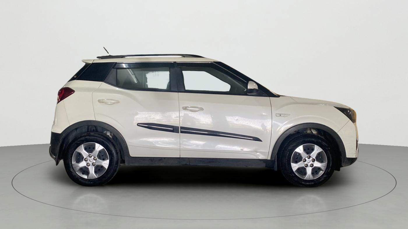2021 Mahindra XUV300 W6 1.2 PETROL, Petrol, Manual, 77,621 km, Right Side