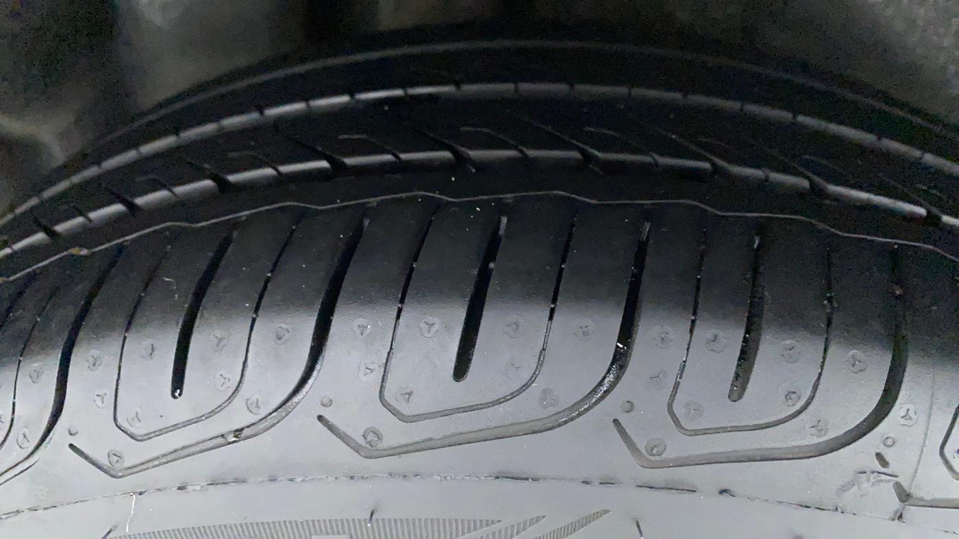 2017 Volkswagen Polo COMFORTLINE 1.2L, Petrol, Manual, 65,366 km, Right Rear Tyre Tread