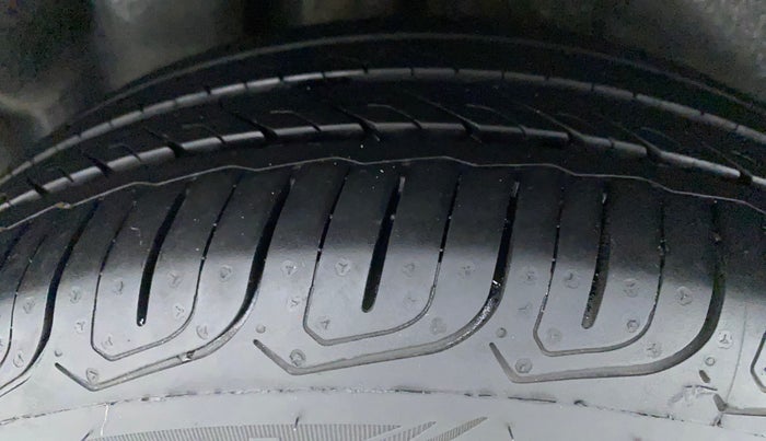 2017 Volkswagen Polo COMFORTLINE 1.2L, Petrol, Manual, 65,366 km, Right Rear Tyre Tread