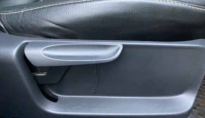 2017 Volkswagen Polo COMFORTLINE 1.2L, Petrol, Manual, 65,366 km, Driver Side Adjustment Panel