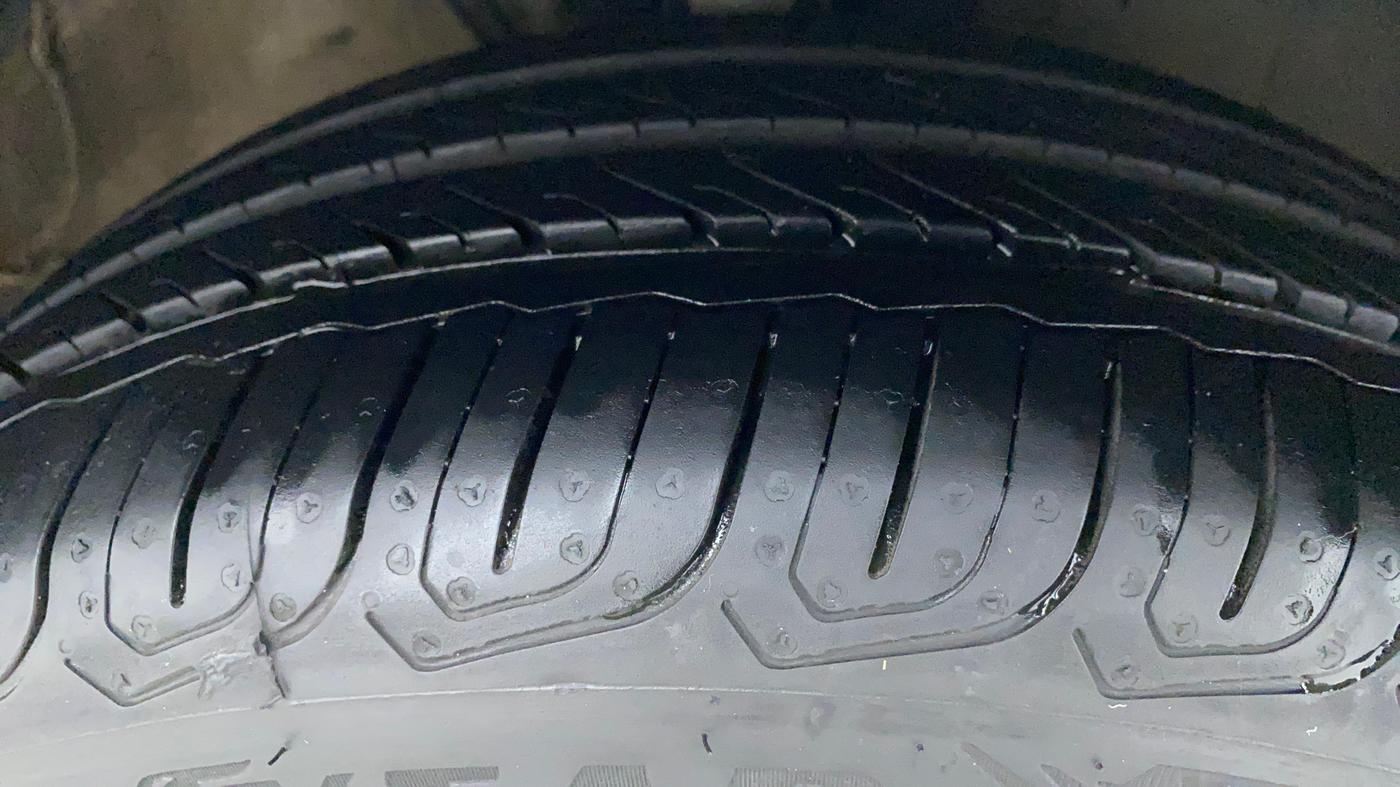 2017 Volkswagen Polo COMFORTLINE 1.2L, Petrol, Manual, 65,366 km, Right Front Tyre Tread
