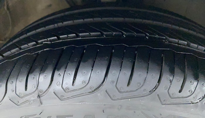 2017 Volkswagen Polo COMFORTLINE 1.2L, Petrol, Manual, 65,366 km, Right Front Tyre Tread