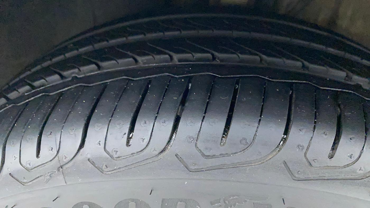 2017 Volkswagen Polo COMFORTLINE 1.2L, Petrol, Manual, 65,366 km, Left Front Tyre Tread
