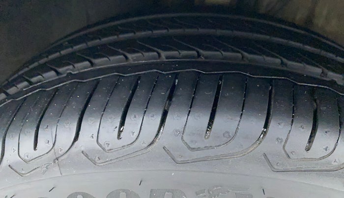 2017 Volkswagen Polo COMFORTLINE 1.2L, Petrol, Manual, 65,366 km, Left Front Tyre Tread