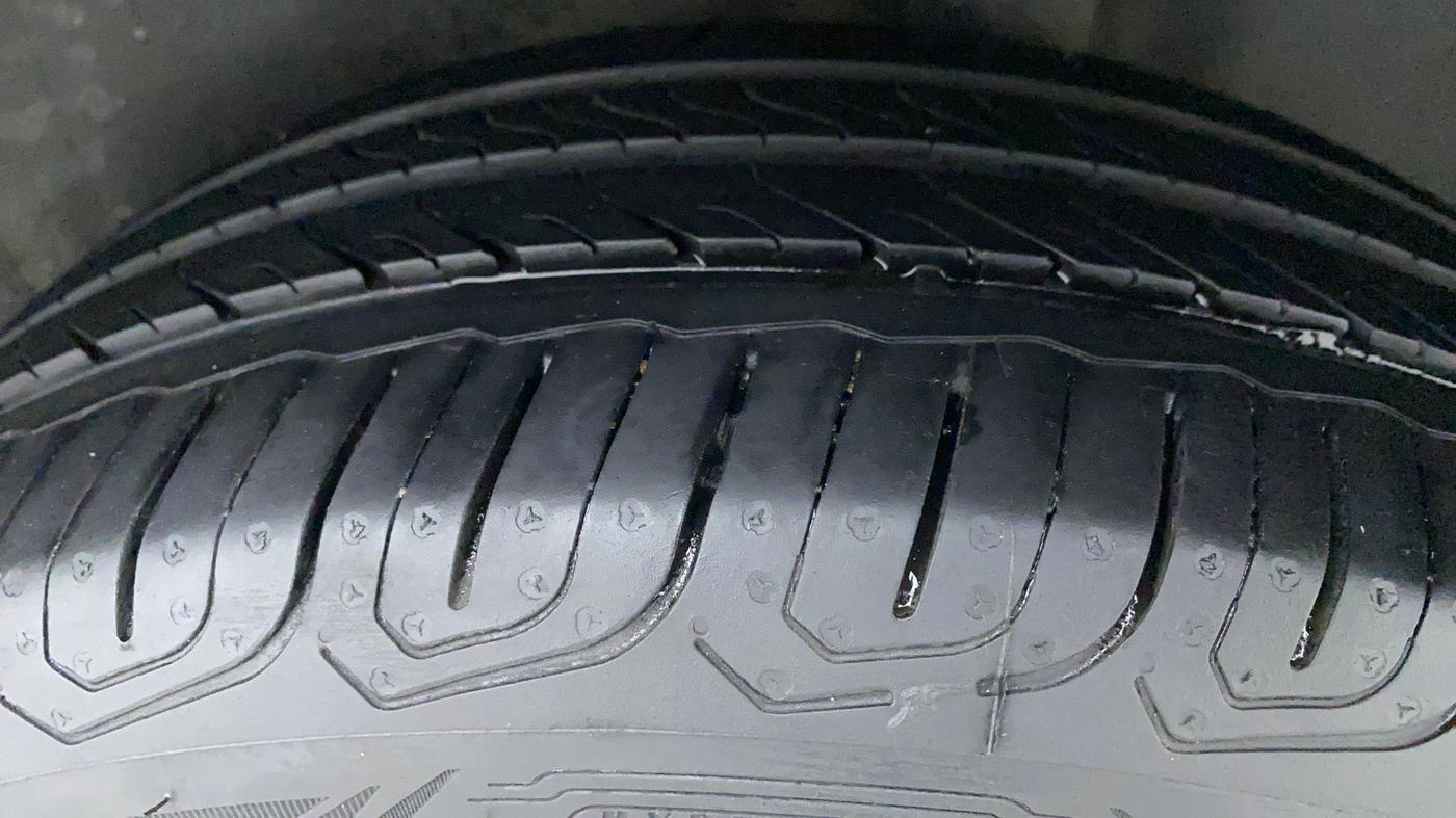 2017 Volkswagen Polo COMFORTLINE 1.2L, Petrol, Manual, 65,366 km, Left Rear Tyre Tread