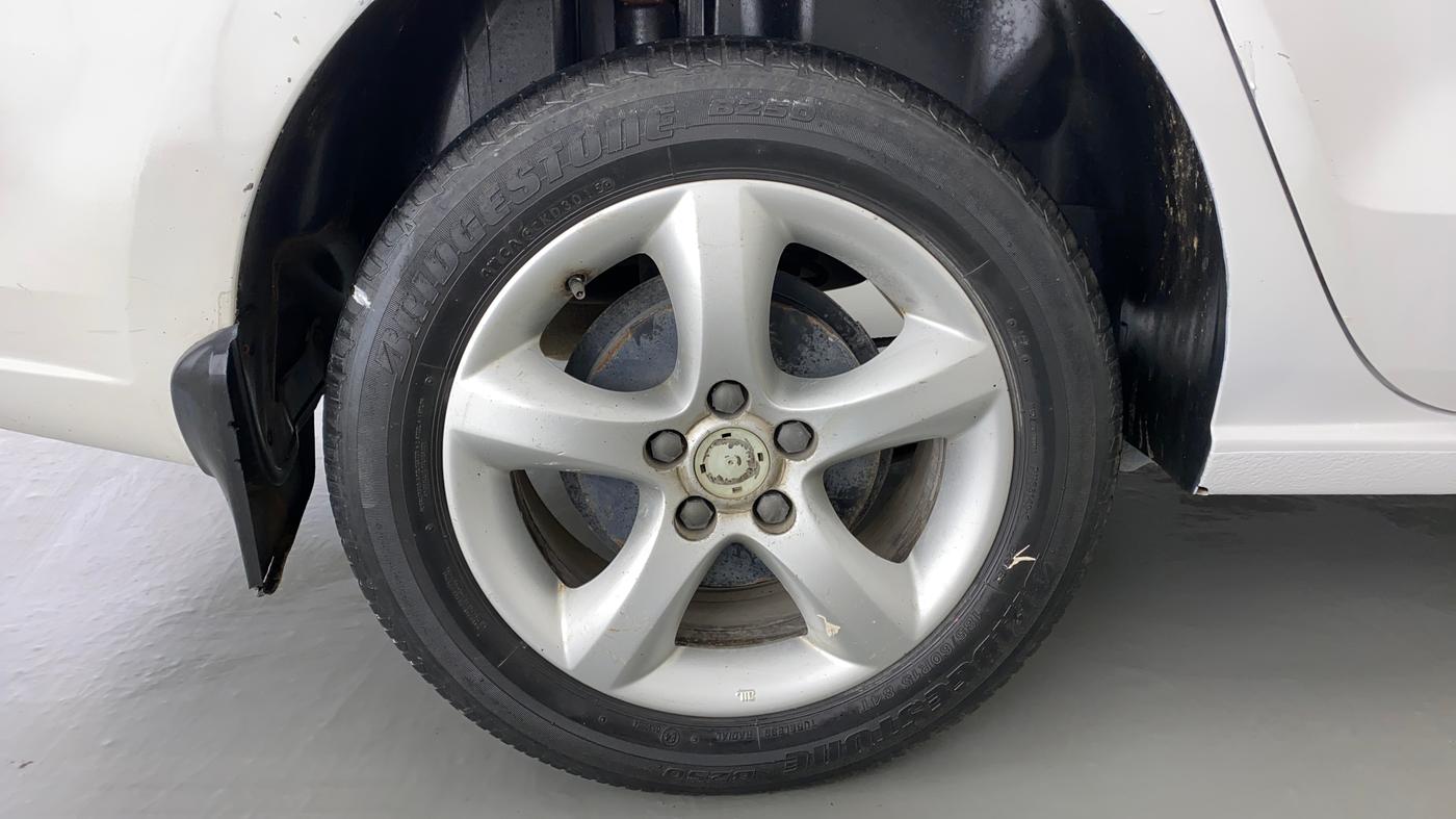 2011 Skoda Rapid ELEGANCE 1.6 MPFI MT, Petrol, Manual, 90,254 km, Right Rear Wheel