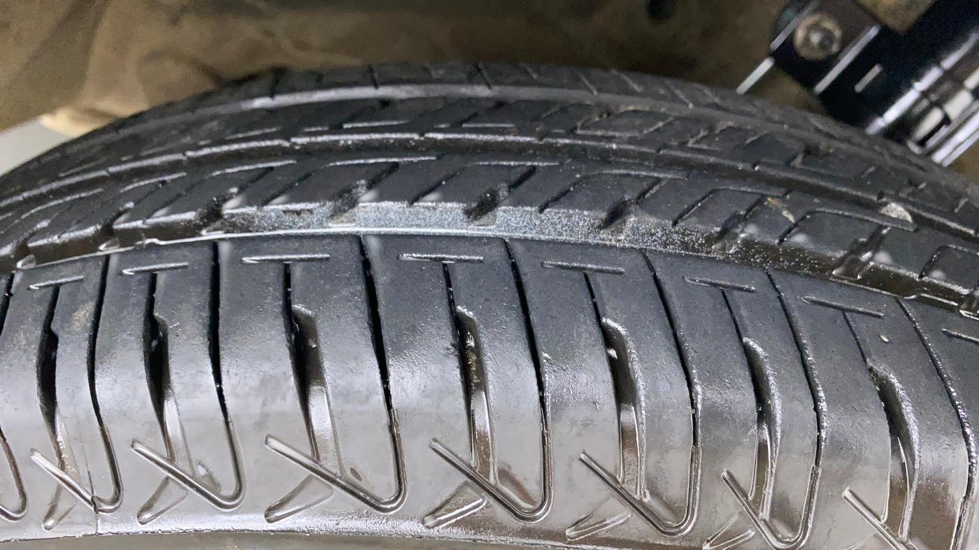 2014 Maruti Swift VXI, Petrol, Manual, 65,390 km, Right Front Tyre Tread