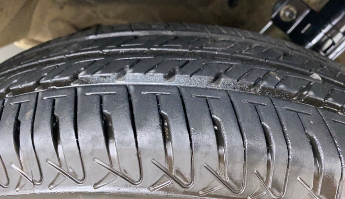 2014 Maruti Swift VXI, Petrol, Manual, 65,390 km, Right Front Tyre Tread