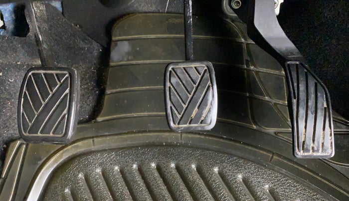 2014 Maruti Swift VXI, Petrol, Manual, 65,390 km, Pedals