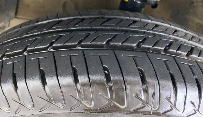 2014 Maruti Swift VXI, Petrol, Manual, 65,390 km, Left Front Tyre Tread