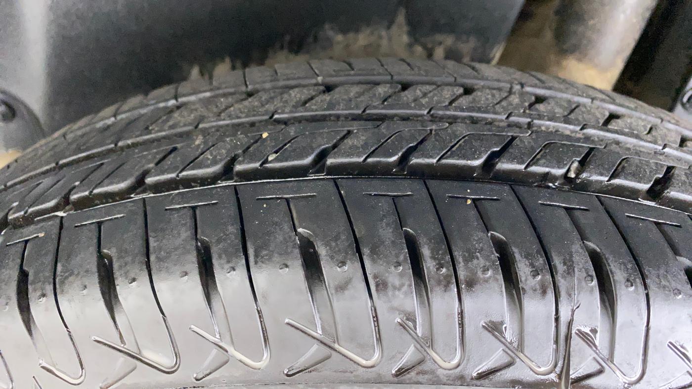 2014 Maruti Swift VXI, Petrol, Manual, 65,390 km, Left Rear Tyre Tread
