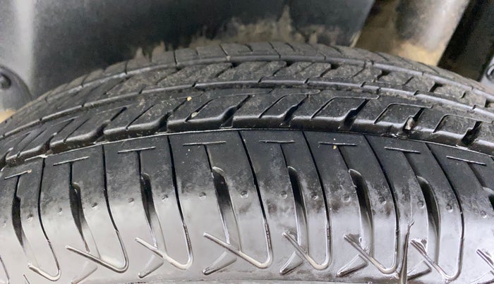 2014 Maruti Swift VXI, Petrol, Manual, 65,390 km, Left Rear Tyre Tread