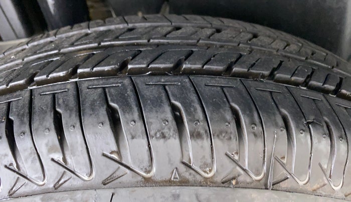 2014 Maruti Swift VXI, Petrol, Manual, 65,390 km, Right Rear Tyre Tread
