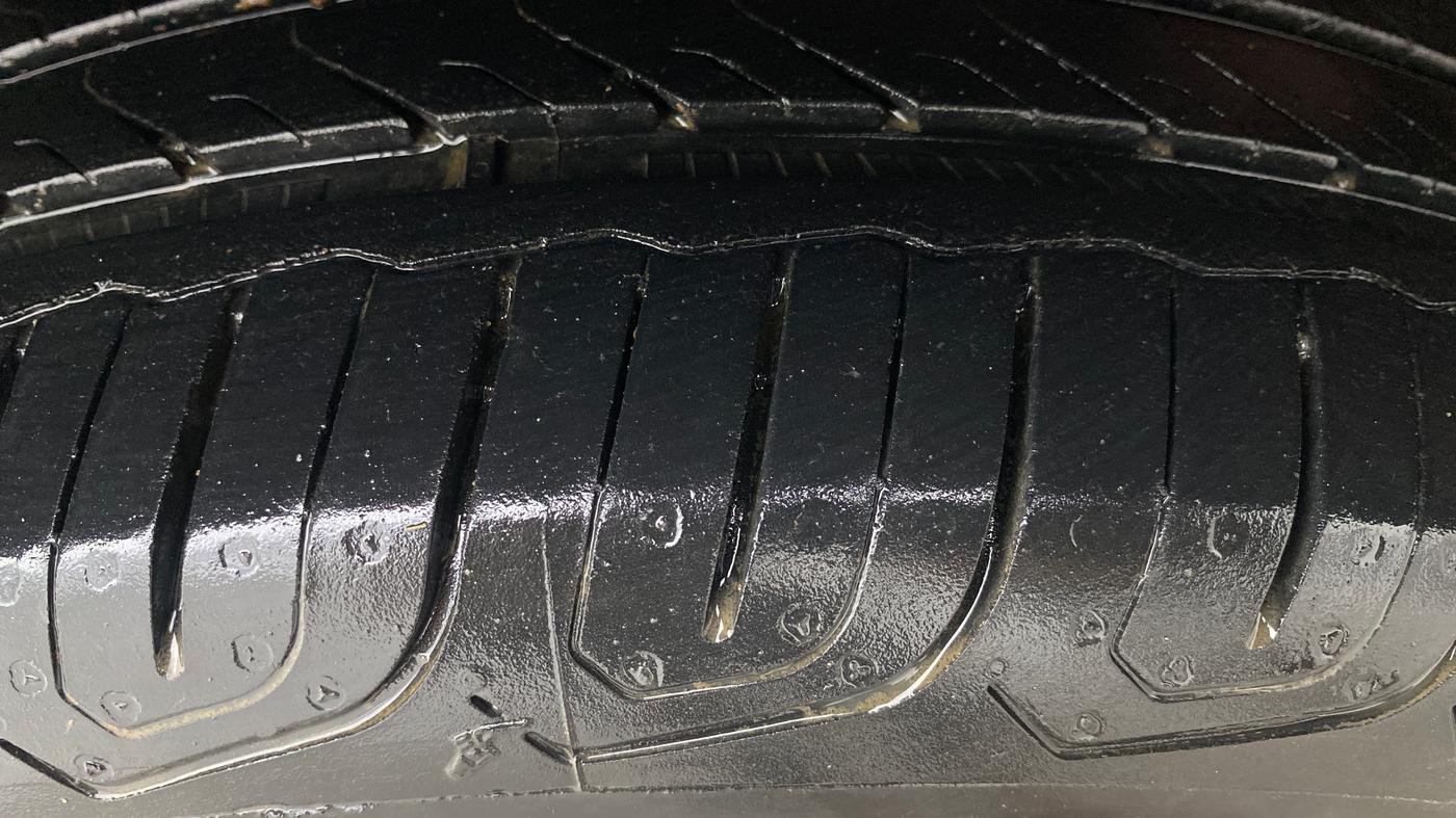 2016 Mahindra Kuv100 K4 PLUS 5 STR, Petrol, Manual, 78,106 km, Right Rear Tyre Tread