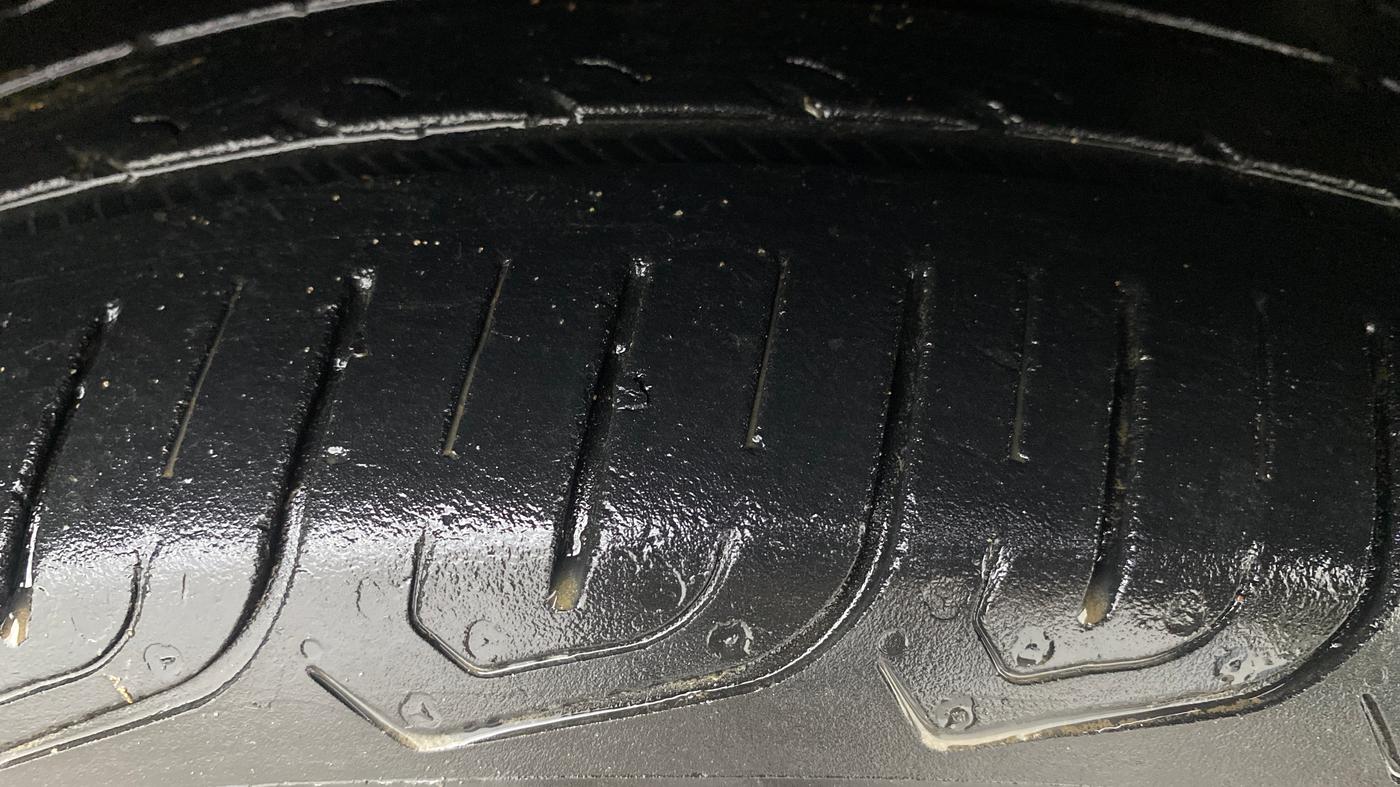2016 Mahindra Kuv100 K4 PLUS 5 STR, Petrol, Manual, 78,106 km, Right Front Tyre Tread