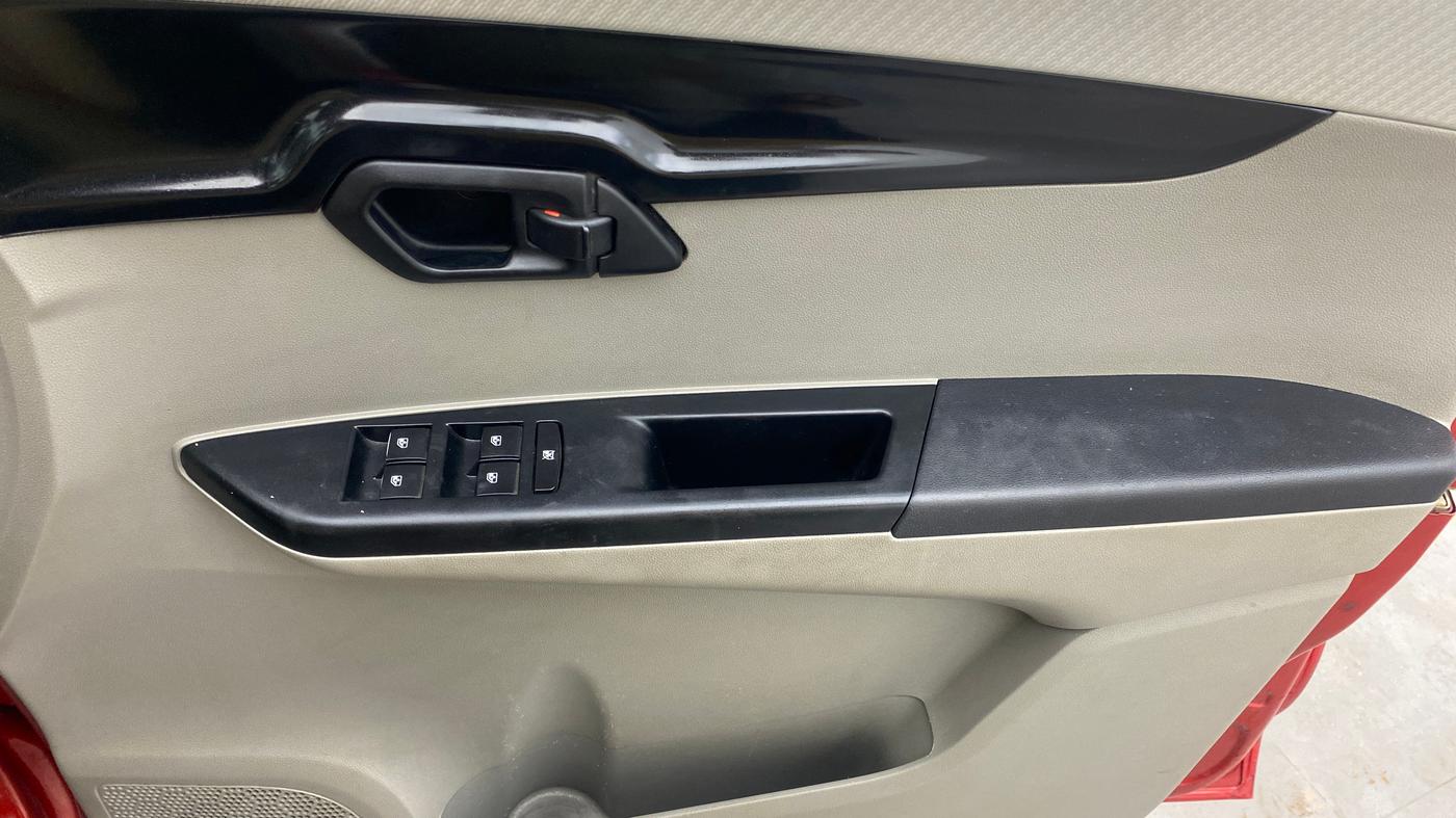 2016 Mahindra Kuv100 K4 PLUS 5 STR, Petrol, Manual, 78,106 km, Driver Side Door Panels Control