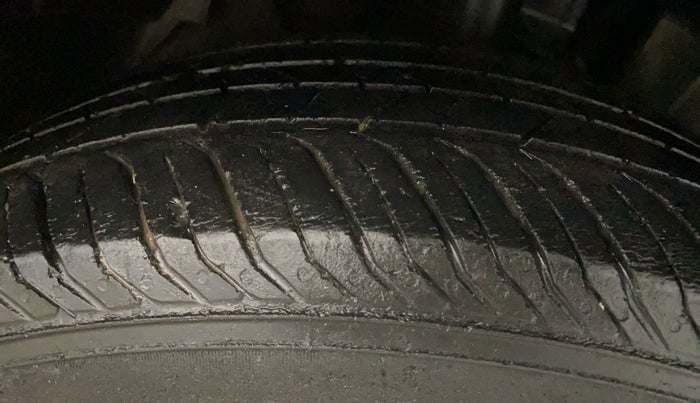 2018 Tata NEXON XM PETROL, CNG, Manual, 1,37,512 km, Right Front Tyre Tread