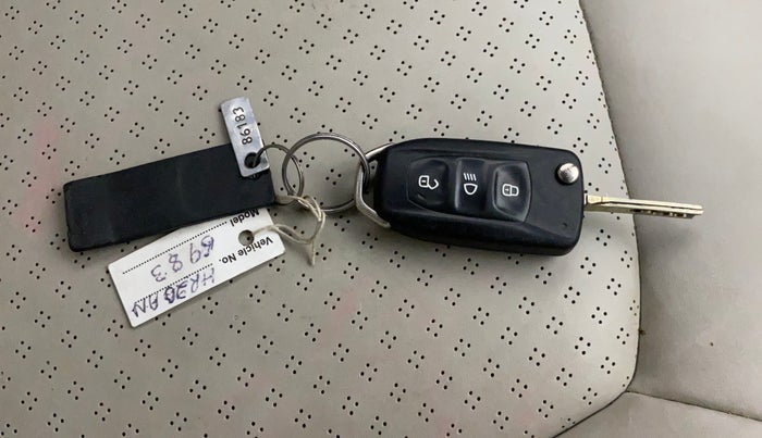2018 Tata NEXON XM PETROL, CNG, Manual, 1,37,512 km, Key Close Up