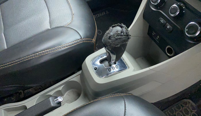 2018 Tata Tiago XZA PETROL, Petrol, Automatic, 43,688 km, Gear lever - Knob cover torn