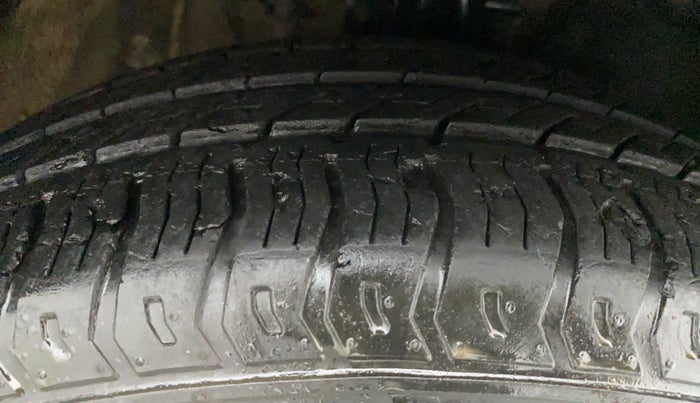 2013 Skoda Rapid 1.6 ACTIVE PLUS MPI, Petrol, Manual, 88,001 km, Right Front Tyre Tread