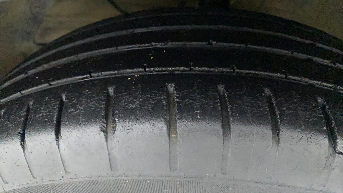 2018 Maruti Swift ZXI, Petrol, Manual, 65,363 km, Left Front Tyre Tread
