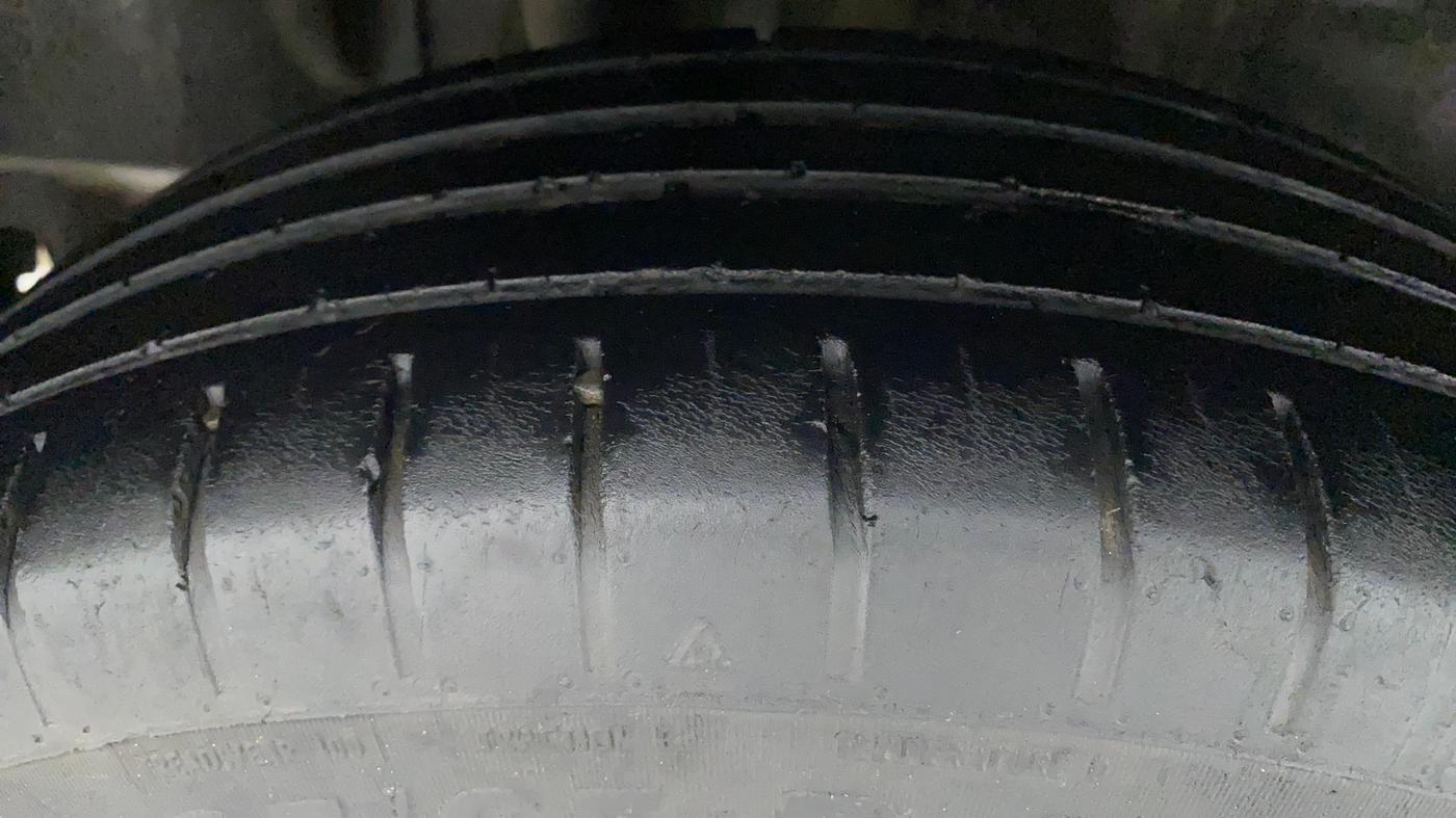 2018 Maruti Swift ZXI, Petrol, Manual, 65,363 km, Right Rear Tyre Tread
