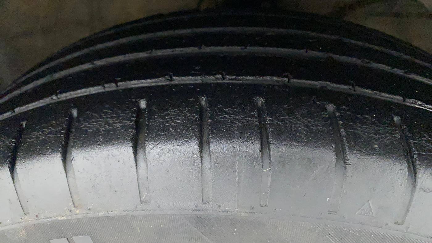 2018 Maruti Swift ZXI, Petrol, Manual, 65,363 km, Right Front Tyre Tread