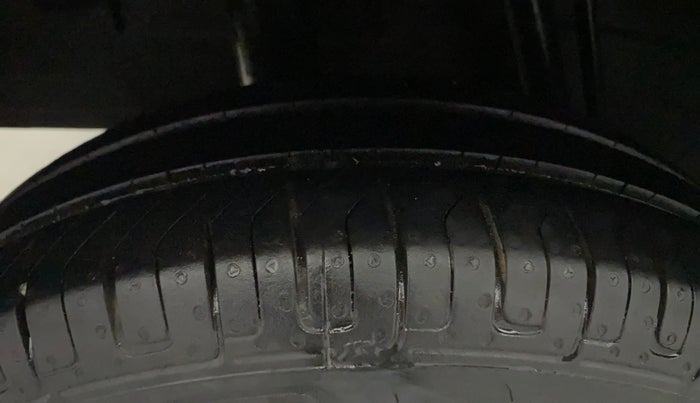 2016 Renault Kwid RXL, Petrol, Manual, 73,043 km, Right Rear Tyre Tread