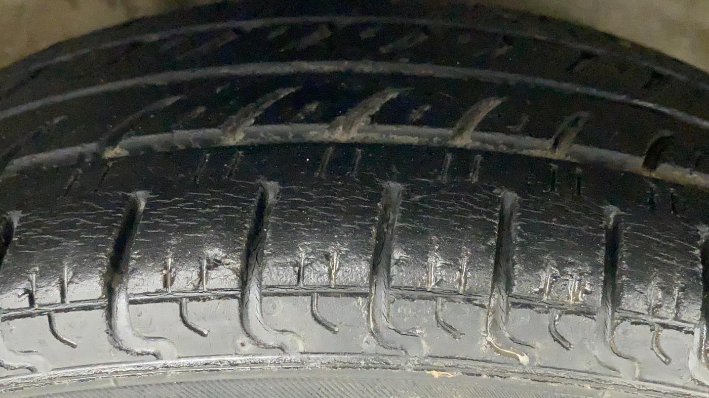 2011 Maruti Zen Estilo LXI, Petrol, Manual, 95,943 km, Right Front Tyre Tread