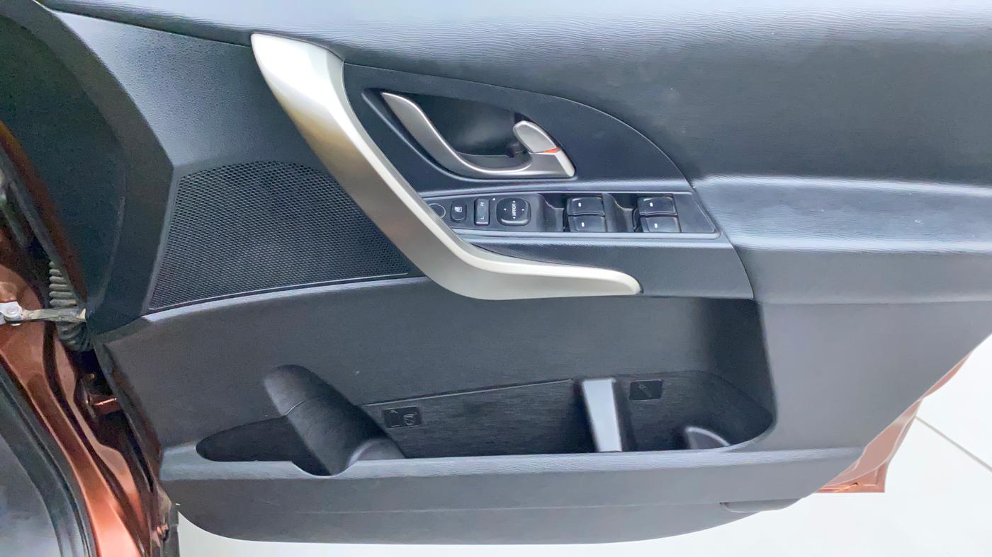 2018 Mahindra XUV500 W7, Diesel, Manual, 90,652 km, Driver Side Door Panels Control