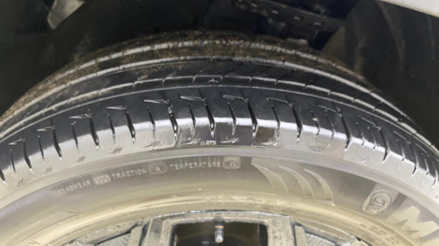 2024 Tata Safari ACCOMPLISHED DARK EDITION, Diesel, Manual, 15,890 km, Left Front Tyre Tread