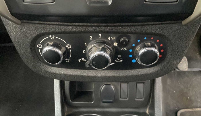 2017 Renault Duster 85 PS RXE 4X2 MT ADVENTURE EDITION, Diesel, Manual, 82,110 km, AC Unit - Directional switch has minor damage